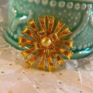 Vintage Brooch Goldburst with Pearl
